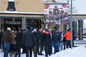 Stovky lidí se v sobotu ve Frenštátě pod Radhoštěm loučily s Karlem Lopraisem. Dlouholetý tovární jezdec Tatry a šestinásobný vítěz dakarské rallye zemřel v závěru minulého roku.
FOTO: DANA HOĎÁKOVÁ
