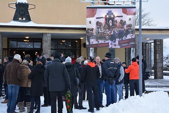 Stovky lidí se v sobotu ve Frenštátě pod Radhoštěm loučily s Karlem Lopraisem. Dlouholetý tovární jezdec Tatry a šestinásobný vítěz dakarské rallye zemřel v závěru minulého roku.
FOTO: DANA HOĎÁKOVÁ
