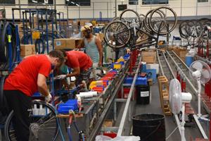 Výrobce jízdních kol společnost Bike Fun International řeší závažný problém. Při loupeži na odpočívadle německé dálnice přišla firma o dodávku nedostatkových komponentů Shimano.
FOTO: DAVID MACHÁČEK