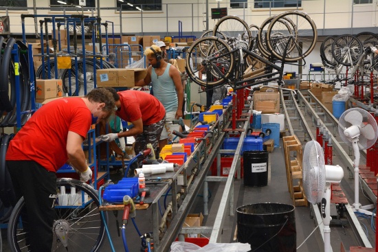 Výrobce jízdních kol společnost Bike Fun International řeší závažný problém. Při loupeži na odpočívadle německé dálnice přišla firma o dodávku nedostatkových komponentů Shimano.
FOTO: DAVID MACHÁČEK