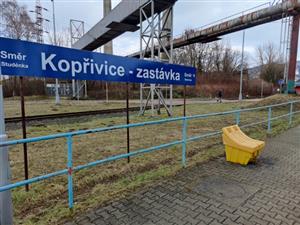 Špatné označení kopřivnické železniční zastávky se zkomoleným názvem města vydrželo na místě jen několik dnů. 
FOTO: DAVID MACHÁČEK