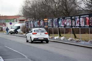 Kontroverzní výstava spojená s peticí proti interrupcím se objevila nejen v centru města, ale také poblíž zdejší střední školy
FOTO: DAVID MACHÁČEK