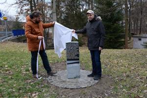 Jan Šnéberger (vlevo) a Jiří Sedlář odhalují pomníček první středoevropské dopravní nehody s tragickými následky v Rychalticích. První z jmenovaných je autorem pomníku a druhý iniciátorem jeho vzniku.
FOTO: DAVID MACHÁČEK
