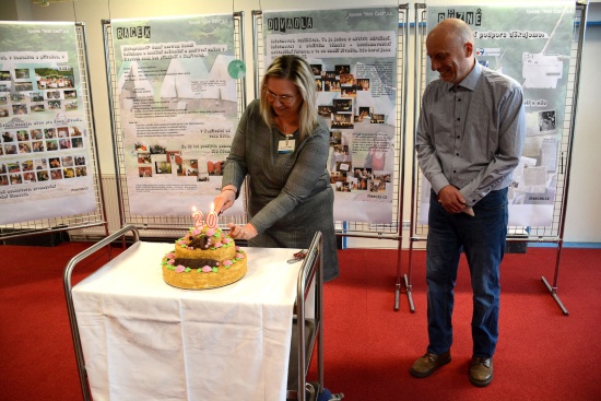 Nakrojením narozeninového dortu členové spolku Máš čas? symbolicky oslavili dvě dekády působení v Kopřivnici.
FOTO: DAVID MACHÁČEK