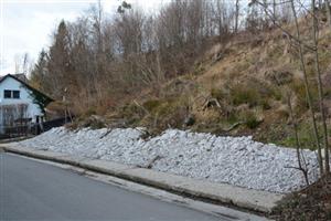 Provizorní zpevnění sesutého svahu v Lubině bylo provedeno na náklady města. Radnice se ale dále v sanaci svahu angažovat nebude.
FOTO: DAVID MACHÁČEK