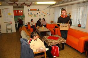 Nízkoprahové denní centrum Racek, které je hlavní náplní spolku Máš čas?, začalo fungovat před dvanácti lety v suterénu bývalé ZŠ Náměstí.
FOTO: ARCHIV KN