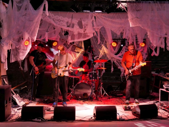 Panenské plameny vydaly druhou desku a vyrážejí na koncertní šňůru. O nadcházejícím víkendu budou koncertovat v Pardubicích a Brně.
FOTO: PANENSKÉ PLAMENY