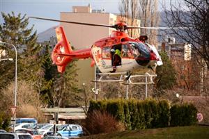Minulou středu zasahovali v Kopřivnici opět letečtí záchranáři. Tentokrát se helikoptéra pokoušela přistát na ploše za domy na ulici Krátké.
FOTO: DAVID MACHÁČEK