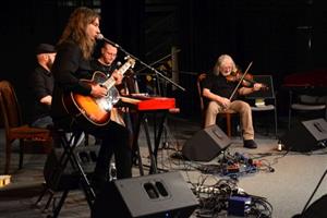 Jan Hrubý Trio koncertovalo minulou středu v kinosále kulturního domu. V programu zazněly keltské tradicionály i bigbeatové hity.
FOTO: DAVID MACHÁČEK