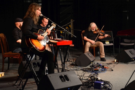 Jan Hrubý Trio koncertovalo minulou středu v kinosále kulturního domu. V programu zazněly keltské tradicionály i bigbeatové hity.
FOTO: DAVID MACHÁČEK