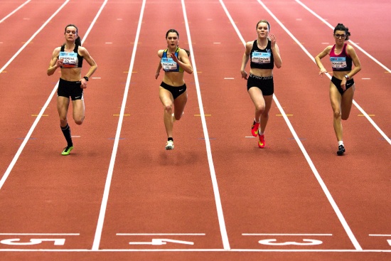 Kopřivnická atletka Adéla Tkáčová (druhá zleva) získala na mistrovství ČR dorostu tři zlata a svými časy se zapsala i do národních historických tabulek.
FOTO: ČAS – T. EDLMANN