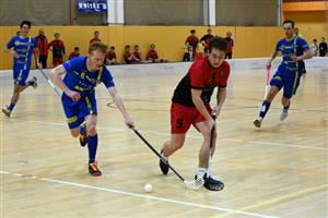 Kopřivnický florbalista Jakub Kostelník (č. 5) se ve druhém utkání proti Pelhřimovu blýskl hattrickem a nahrávkou, přesto to na výhru nestačilo.
FOTO: KRISTINA ČABLOVÁ