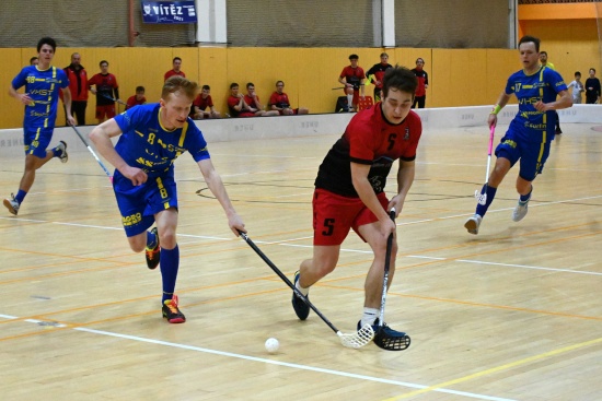 Kopřivnický florbalista Jakub Kostelník (č. 5) se ve druhém utkání proti Pelhřimovu blýskl hattrickem a nahrávkou, přesto to na výhru nestačilo.
FOTO: KRISTINA ČABLOVÁ