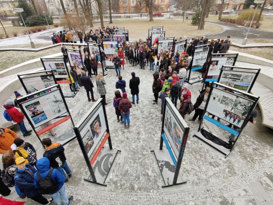 Minulý pátek byla v prostoru před Ringhofferovou vilou zahájena fotografická výstava z archivu ČTK nazvaná Olympijské okamžiky. Jde o první akci ze seriálu událostí připomínajících letošní sté výročí narození Emila Zátopka.
FOTO: DAVID MACHÁČEK