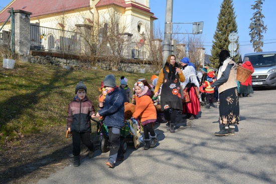 Lubinská mateřská škola si připomněla masopust nejen průvodem masek obcí, ale i veselicí na své zahradě.
FOTO: DANA HOĎÁKOVÁ