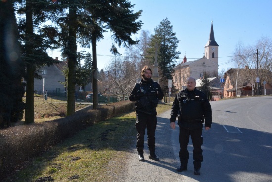Působnost Městské policie Kopřivnice se od začátku března rozšířila také na katastr obce Ženklava. Kopřivničtí strážníci tam provádějí svou činnost na základě veřejnoprávní smlouvy s obcí.
FOTO: DANA HOĎÁKOVÁ