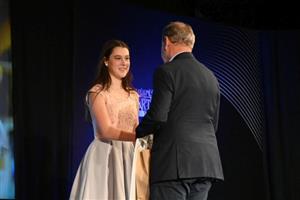 Kopřivnická atletka Adéla Tkáčová obdržela za své mimořádné sportovní výkony od starosty města Miroslava Kopečného speciální cenu.
FOTO: KRISTINA ČABLOVÁ