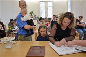 První letošní vítání malých kopřivnických občánků v Ringhofferově vile proběhlo po covidové pauze a bez omezeného počtu rodinných příslušníků.
FOTO: DANA HOĎÁKOVÁ
