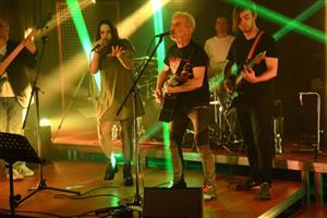 Kmotrem alba Lenky Hrůzové a LoGarytmů je František Černý z kapely Čechomor.
FOTO: DAVID MACHÁČEK