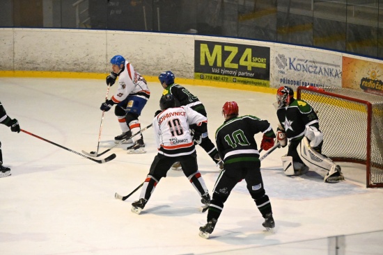 V utkání o vítězství v I. lize daly první branku Nebory (v tmavých dresech), hokejisté Predators však nakonec zvítězili 3:2 po nájezdech.
FOTO: KRISTINA ČABLOVÁ