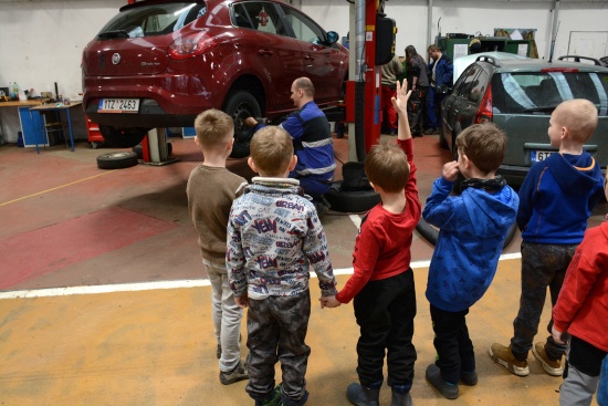 Předškoláci z MŠ Jeřabinka si v rámci spolupráce se zdejším učilištěm prohlédli jeho dílny a viděli řadu technických profesí přímo v akci.
FOTO: DAVID MACHÁČEK