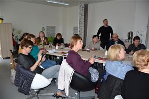 Senioři se v rámci kurzu učili, jak ovládat chytré mobily i tablety. Obdobný kurz chce město ve spolupráci s Moudrou sovičkou připravit i na podzim.
FOTO: DANA HOĎÁKOVÁ