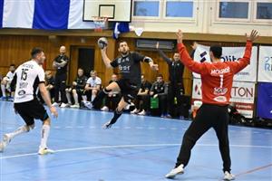 Jan Gřes (s míčem) patří ke stálicím kopřivnického týmu, ani letos se však vysněného postupu do extraligového semifinále nedočkal.
FOTO: KRISTINA ČABLOVÁ