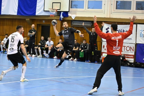 Jan Gřes (s míčem) patří ke stálicím kopřivnického týmu, ani letos se však vysněného postupu do extraligového semifinále nedočkal.
FOTO: KRISTINA ČABLOVÁ