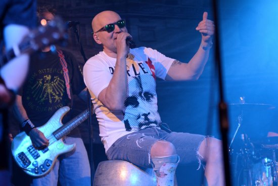 Tři sestry v čele se zpěvákem Lou Fanánkem Hagenem svou dryáčnickou poetikou potěšily vyprodaný kulturní dům.
FOTO: DAVID MACHÁČEK