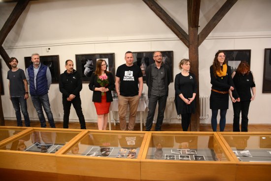 Místní neformální skupina nadšených fotografů vystavuje své práce v podkroví Muzea Fojtství na akci nazvané Třetí salón kuřpivnických fotografů.
FOTO: DAVID MACHÁČEK