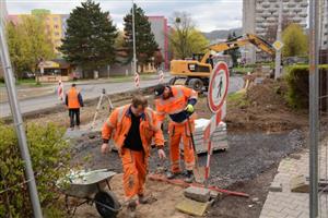 Kritizované přerušení stavby kruhového objezdu způsobil mělce uložený plynovod. Nyní už práce znovu pokračují.
FOTO: DAVID MACHÁČEK