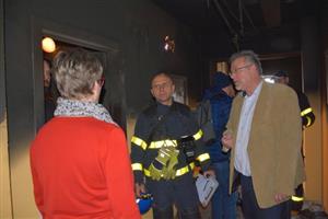 Krátce po uhašení požáru v domě s byty zvláštního určení na ulici České si rozsah škod prohlédli zástupci města a sociálních služeb.
FOTO: DANA HOĎÁKOVÁ