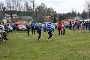 Soutěž ve štafetě dvojic, která je součástí Floriánek Cupu, vyhrálo v Lubině v kategorii staršího dorostu družstvo Mniší A (na snímku). 
FOTO: DANA HOĎÁKOVÁ