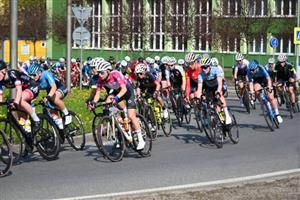 Vítězkou první etapy, jejíž trasa vedla také Kopřivnicí, i celkovou se stala Polka Agnieszka Skalniak-Sójka (třetí zleva).
FOTO: KRISTINA ČABLOVÁ