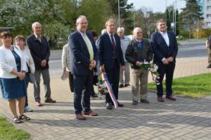 Výročí osvobození Kopřivnice si skupina místních lidí připomněla před pomníkem padlých už ve čtvrtek 5. května. 
FOTO: DANA HOĎÁKOVÁ