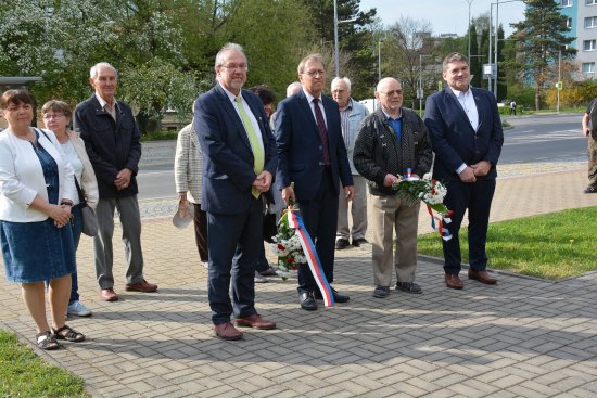 Výročí osvobození Kopřivnice si skupina místních lidí připomněla před pomníkem padlých už ve čtvrtek 5. května. 
FOTO: DANA HOĎÁKOVÁ
