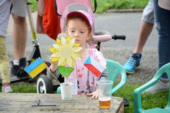 Příjemnou atmosféru, hudbu, jídlo i tvořivé dílny pro děti si na nedělní Slavnosti slunečnic užívaly stovky lidí. 
FOTO: DAVID MACHÁČEK