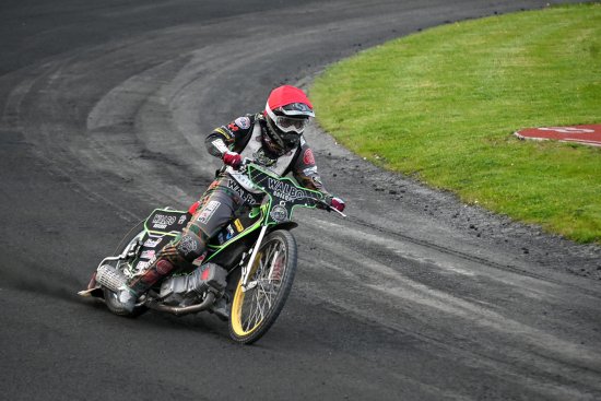 Kopřivnickým plochodrážníkům Radku Bambuchovi a Jakubu Sazovskému se na domácím ovále příliš nevedlo, skončili až v závěru výsledkové listiny.
FOTO: KRISTINA ČABLOVÁ