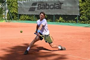 Tenista Hynek Bartoň, místní rodák, reprezentuje klub TK Agrofert Prostějov, letos však také hostuje v kopřivnickém družstvu dospělých.
FOTO: KRISTINA ČABLOVÁ