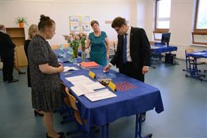 Losováním příslušné maturitní otázky začaly ústní zkoušky na zdejší VOŠ, SOŠ a SOU Kopřivnice.
FOTO: DAVID MACHÁČEK