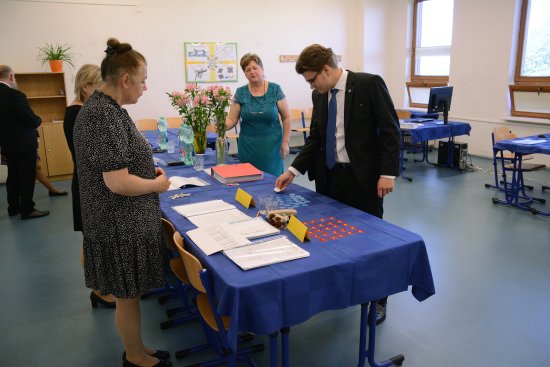Losováním příslušné maturitní otázky začaly ústní zkoušky na zdejší VOŠ, SOŠ a SOU Kopřivnice.
FOTO: DAVID MACHÁČEK