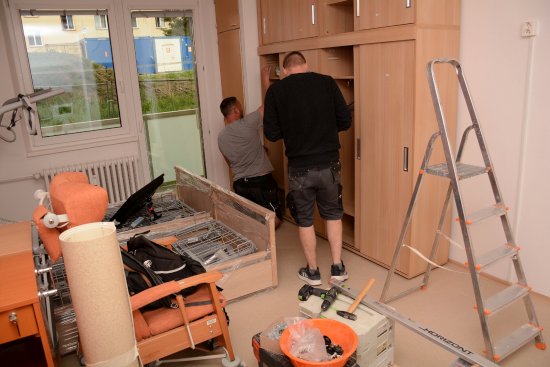 Ještě na začátku tohoto týdne probíhaly v rekonstruovaných domovinkách dokončovací práce a instalace nábytku. Nyní jsou už opět v provozu.
FOTO: DAVID MACHÁČEK