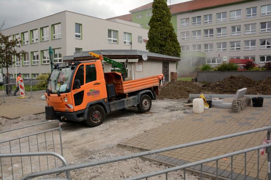 V rámci probíhající rekonstrukce před poliklinikou na ulici Štefánikově bude odstraněn sjezd na komunikaci. Na jeho místě vznikne vegetační plocha s trvalkovým záhonem, upravena bude i dlažba. Práce mají být dokončeny v příštím týdnu. 
FOTO: D. MACHÁČEK