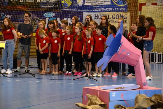 Po letech, kdy nemohli, se žáci ZŠ Emila Zátopka předvedli na tradiční školní akademii. Součástí jejího programu bylo i vystoupení školního sboru a kapely.
FOTO: DAVID MACHÁČEK