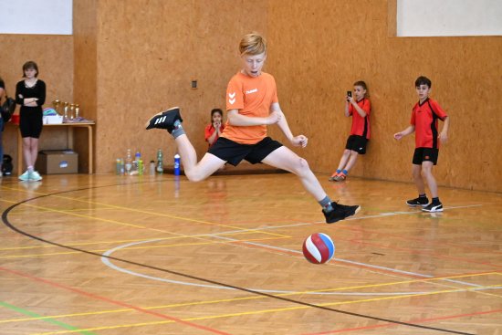 Matěj Filip ze ZŠ Mniší se akrobaticky vyhýbal střelám žáků ZŠ Lubina, ti ho ale nakonec vybili a slavili celkové vítězství v turnaji. 
FOTO: KRISTINA ČABLOVÁ