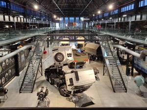 Během páteční muzejní noci prošlo expozicí nákladních vozů a depozitářem Slovenské strely víc než 500 lidí.
FOTO: DAVID MACHÁČEK