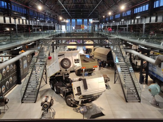 Během páteční muzejní noci prošlo expozicí nákladních vozů a depozitářem Slovenské strely víc než 500 lidí.
FOTO: DAVID MACHÁČEK