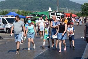 Během uplynulého víkendu přilákaly jubilejní 10. Kopřivnické dny techniky na zkušební polygon Tatry zhruba 22 tisíc návštěvníků. Velkým lákadlem bylo po třech letech opětovné zpřístupnění montážní linky Tatra Trucks.
FOTO: DAVID MACHÁČEK