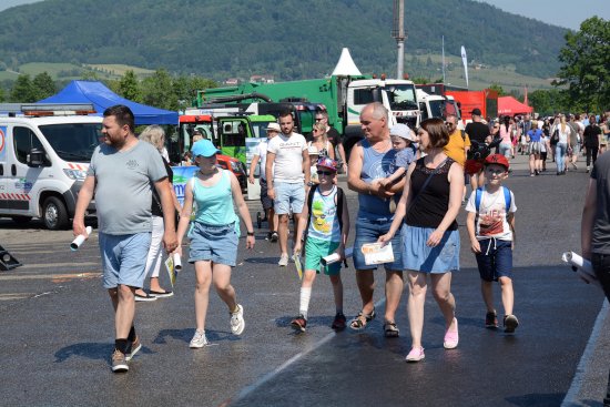 Během uplynulého víkendu přilákaly jubilejní 10. Kopřivnické dny techniky na zkušební polygon Tatry zhruba 22 tisíc návštěvníků. Velkým lákadlem bylo po třech letech opětovné zpřístupnění montážní linky Tatra Trucks.
FOTO: DAVID MACHÁČEK