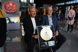 Designér Jiří Španihel (vlevo) dostal na vernisáži své aktuální výstavy od přátel zlatou desku za 70 tisíc realizovaných designérských nápadů.
FOTO: DAVID MACHÁČEK